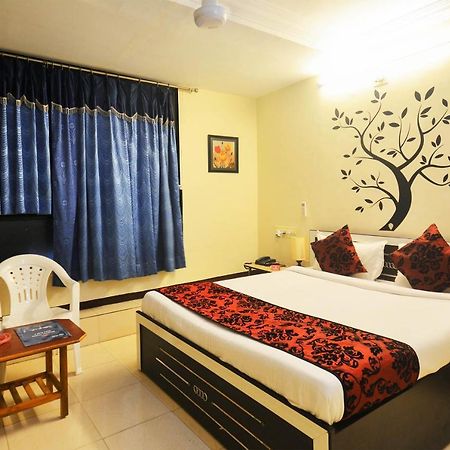 Oyo Hotel Blue Diamond Ахмедабад Екстериор снимка