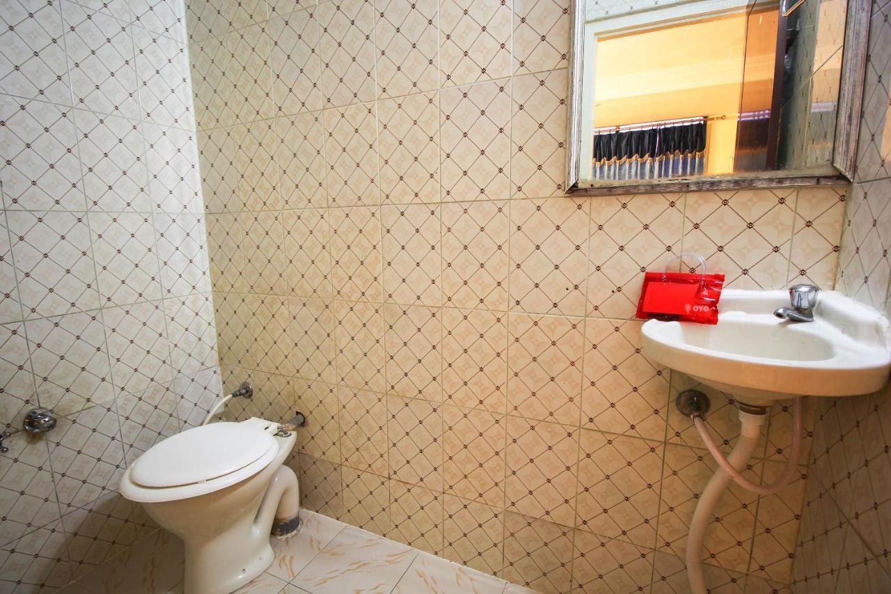 Oyo Hotel Blue Diamond Ахмедабад Екстериор снимка