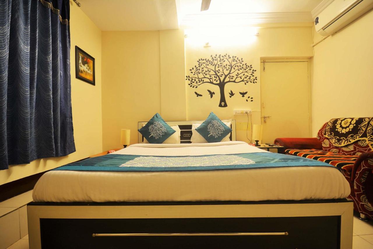 Oyo Hotel Blue Diamond Ахмедабад Екстериор снимка